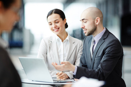 邑泊數(shù)字化智能化技術(shù)全球商品交易所是金融市場(chǎng)的重要組成部分，為交易者提供了買(mǎi)賣(mài)各種商品期貨和期權(quán)的平臺(tái)。