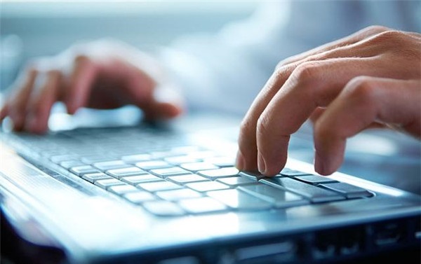 邑泊數(shù)字化智能化技術(shù)基本面量化程序化交易策略的實(shí)現(xiàn)是一個(gè)復(fù)雜而系統(tǒng)的過程，涉及多個(gè)關(guān)鍵步驟和技術(shù)。